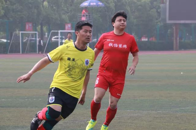 广州年轻人追逐新潮发型，老一辈感叹时光流逝