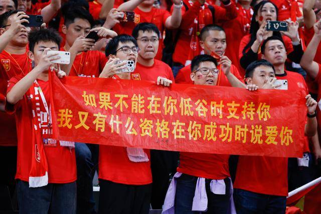 海文母亲讲述从阿森纳转投曼联的来龙去脉