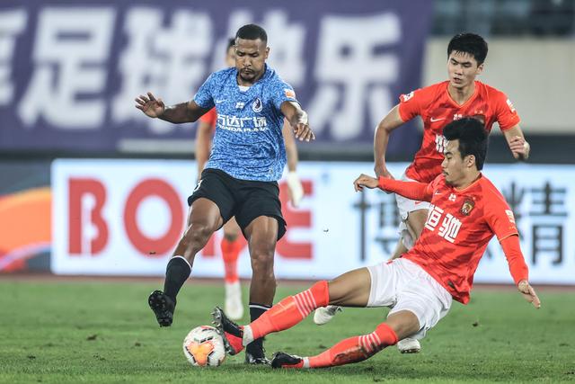 消息：米兰租借哈钦森，将付350万欧外加50万浮动